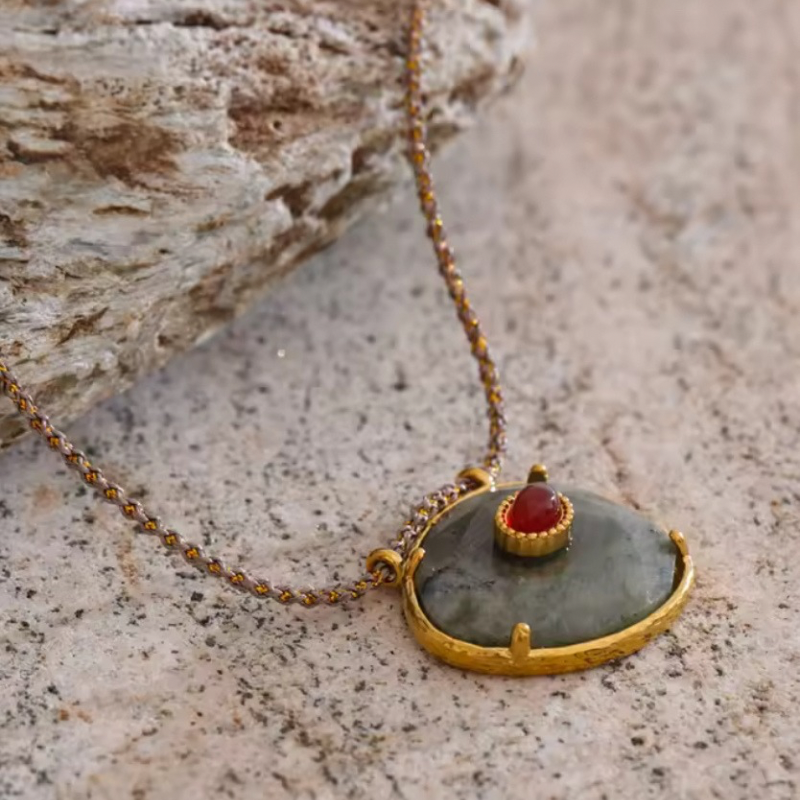 COLLANA CON CORDINO E PIETRA